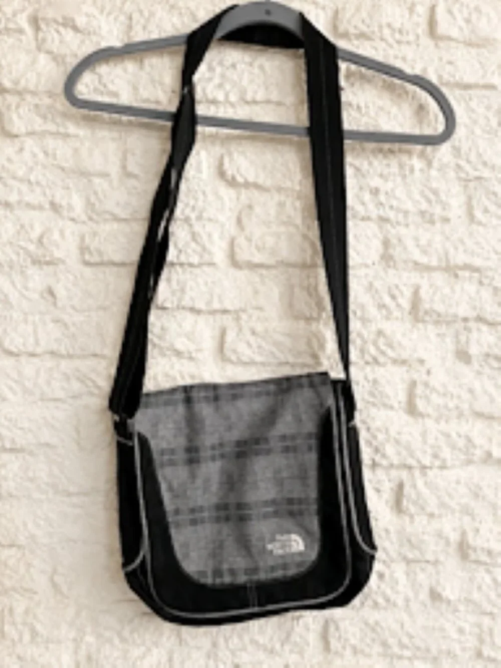 The North Face Plaid Messenger Bag Crossbody Laptop School Travel Black Green